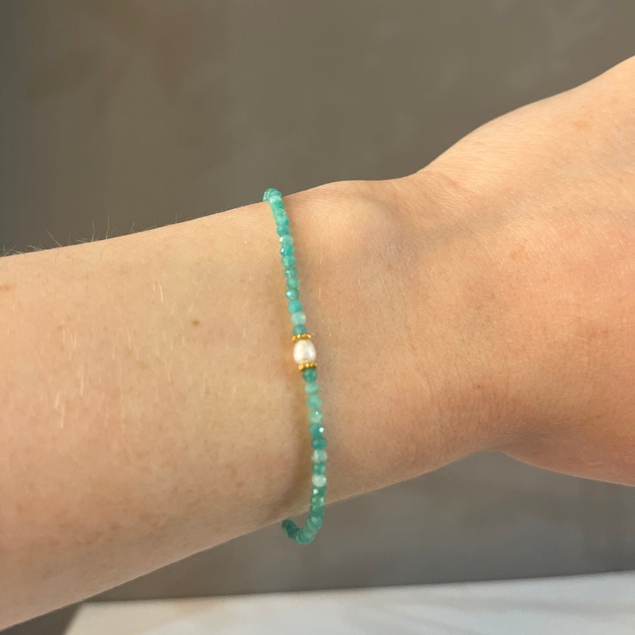 Turquoise beaded bracelet with pearl center