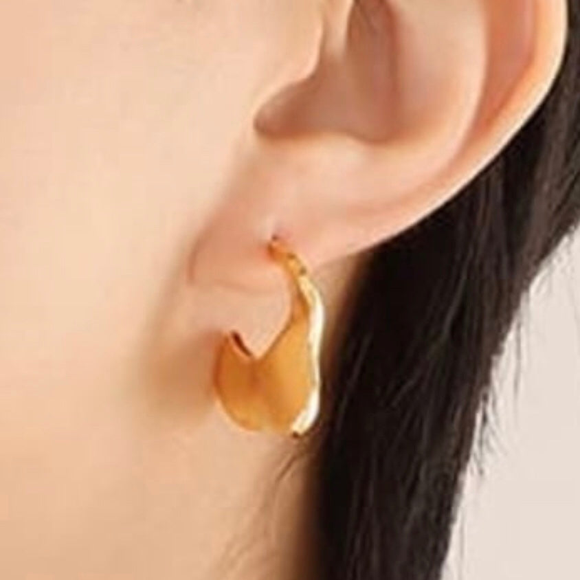 Gold wave hoop earring